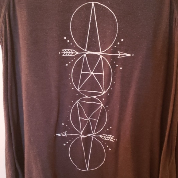 Graphic flowy shirt - Picture 2 of 4